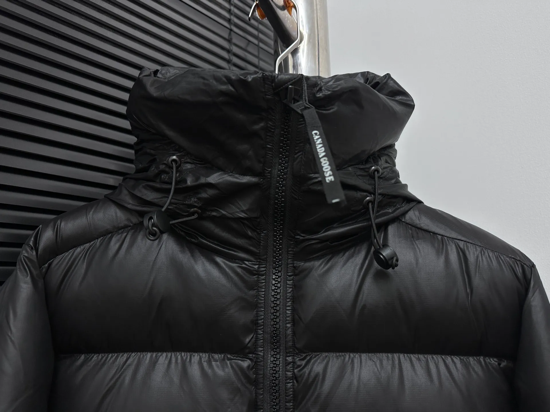 P780 [𝘾𝘼𝙉𝘼𝘿𝘼 𝙂𝙊𝙊𝙎𝙀] Canada Goose's limited new Crofton puff down jacket, top version, ceiling level Crofton soft loaf, 2024 latest style, cold protection effect up to level 4, using recycled Feather-Light tear-resistant fabric, ultra-light, no weight on the upper body at all! The unique black label highlights your temperament‼ ️ Canada Goose, a Canadian brand, has always been recognized as the warmest down jacket. Various Instagram celebrities, Internet celebrities, and celebrities often wear it for street photos. I make Canada Goose every year, but I still can't get rid of my love for it. No matter how cold the days are, there is no need to be afraid, because there is! Filled with 90% white duck down, it is the legendary warmest down jacket and is known as a must-have for Arctic outdoor sports! The most popular down jacket in the world, celebrities are rushing to buy it, it is a must-have!  Size: S~XXL